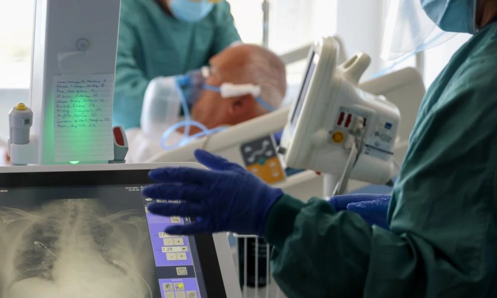 Βρετανία: Κοκτέιλ αντισωμάτων των Regeneron/Roche για τη θεραπεία του κορονοϊού